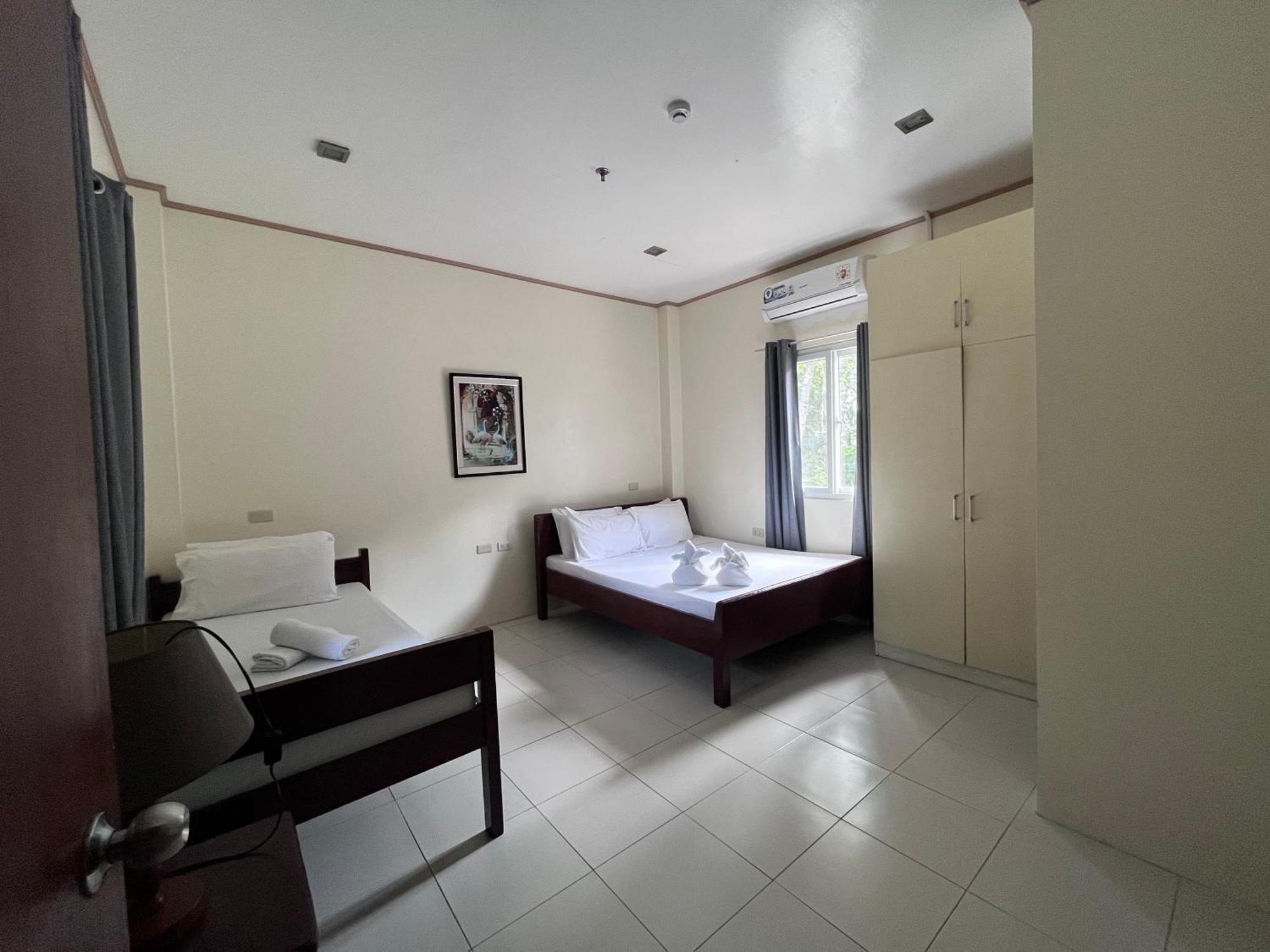 Blue Lagoon Inn & Suites Puerto Princesa Exteriör bild